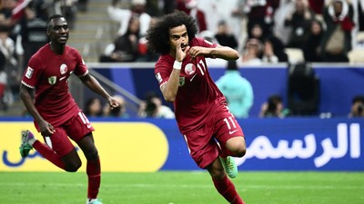 Pemain Qatar Akram Afif selebrasi usai mencetak gol ke gawang Lebanon pada pertandingan Grup A Piala Asia 2023, Jumat (12/1/2024) malam WIB.