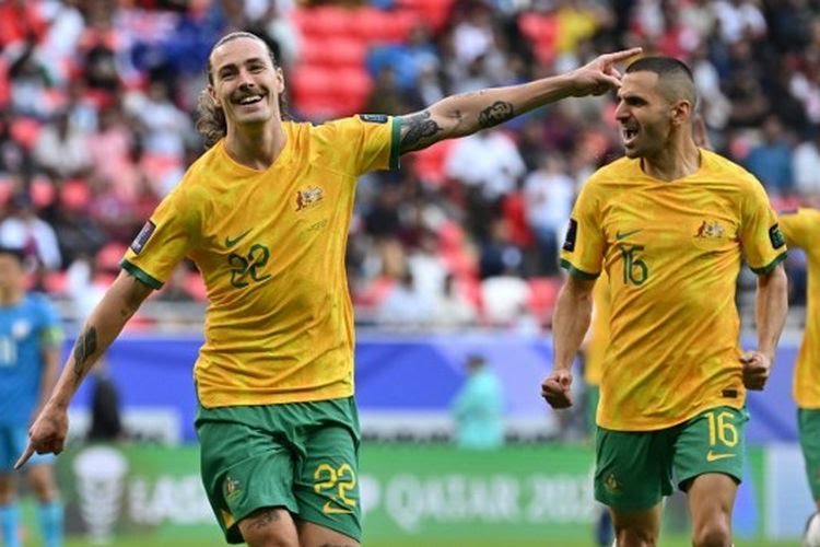 Gelandang timnas Australia, Jackson Irvine (kiri), merayakan gol yang ia cetak ke gawang timnas India dalam pertandingan pertama Grup B Piala Asia 2023 yang digelar di Stadion Ahmad bin Ali, Al Rayyan, Sabtu (13/1/2024).