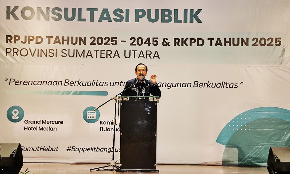 Sekda Sumut Arief Trinugroho saat membuka Acara Forum Konsultasi Publik RPJPD tahun 2025-2045 dan RKPD tahun 2025 Provinsi Sumut, di Grand Mercure Medan Angkasa Hotel, Jalan Sutomo, Nomor 1 Medan, Kamis (11/1/2024). (Dok/Kominfo Sumut)