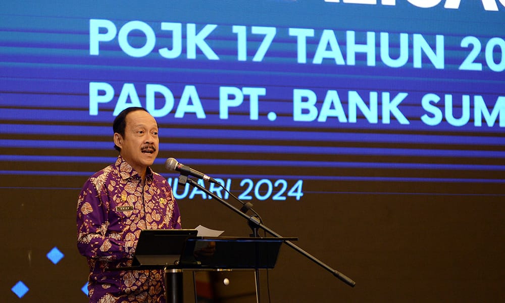 Sekda Sumut Arief S Trinugroho saat menghadiri Pertemuan Bank Sumut dengan Pemegang Saham dan Pemaparan POJK Nomor: 17 tahun 2023 di Ballroom PT Bank Sumut, Jalan Imam Bonjol Nomor 18 Medan, Jumat (12/1/2024). (Dok/Kominfo Sumut)