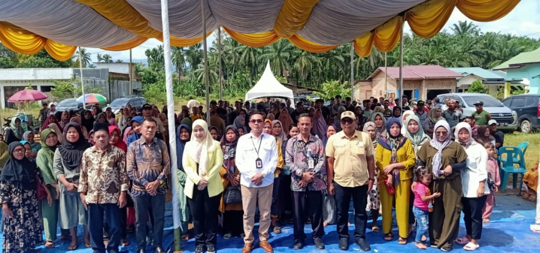 Kepala BBPOM Medan diwakili Kepala Bagian Tata Usaha BBPOM di Medan Kodon Tarigan SSi Apt foto bersama dengan Anggota Komisi IX DPR RI Delia Pratiwi SH pada sosialisasi pemberdayaan masyarakat di Desa Timbang Lawan dan Desa Bahorok, Kecamatan Bahorok, Kabupaten Langkat, Kamis (11/1/2024). (Dok/BBPOM)