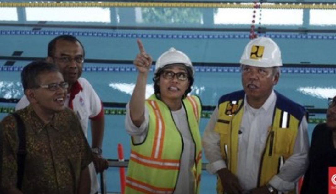 Menkeu RI Dr Sri Mulyani Indrawati SE MSc PhD memamerkan 'kemesraan' dengan Menteri PUPR Basuki Hadimuljono usai dibujuk untuk mundur dari kabinet Jokowi oleh Ekonom senior Faisal Basri.