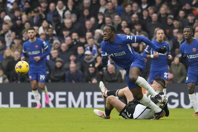 Aksi Axel Disasi pada laga Chelsea vs Fulham di Premier League 2023/2024, Sabtu (13/1/2024).