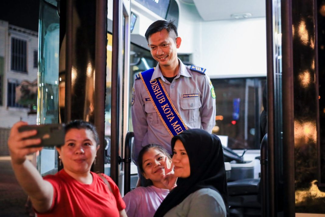 Warga tampak antusias naik bus listrik. (Dok/Kominfo Medan)