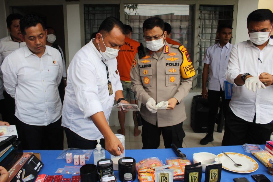 Kapolrestabes Medan Kombes Pol Dr Teddy Sahala Marbun didampingi Kasat Narkoba Polrestabes Medan AKBP John Rakutta Sitepu menjelaskan kronologi mengungkap peredaran narkoba jenis happy water dengan modus dalam kemasan di Mapolrestabes Medan, Senin (15/1/2024).