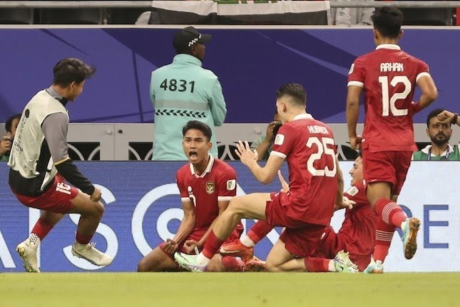 Skuad Timnas Indonesia merayakan gol Marselino Ferdinan ke gawang irak di Grup D Piala Asia 2023 di Ahmed bin Ali Stadium, Senin (15/1/2024) malam WIB.