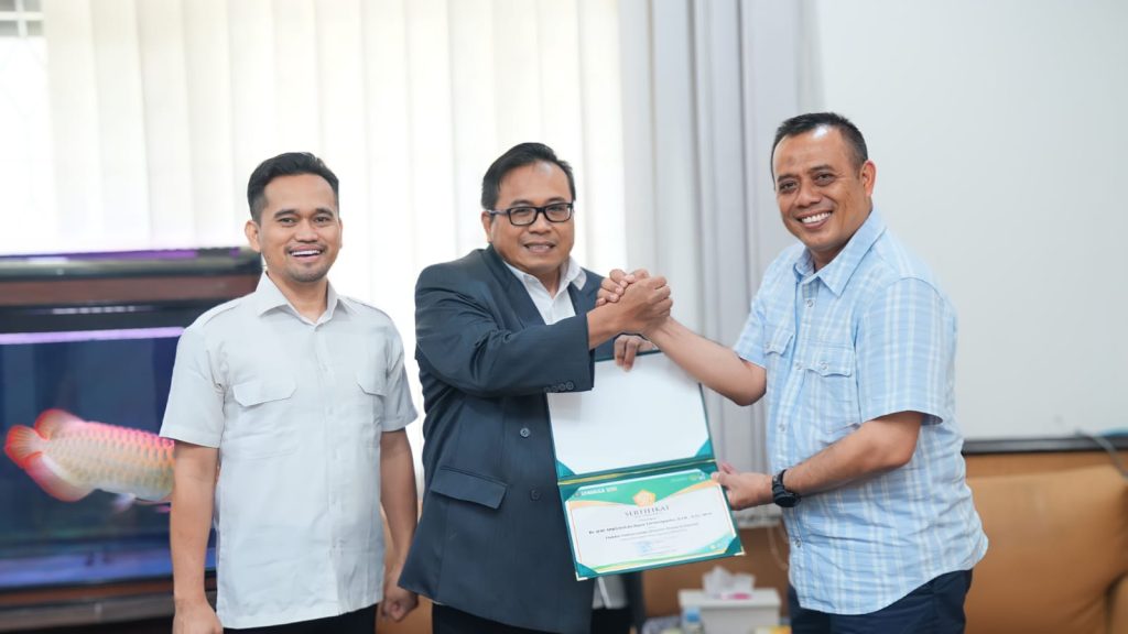 Kombes Pol Agus Tri Heriyanto SIK SH MH menerima gelar Doktor Honoris Causa dari Program Doktor Ilmu Hukum Unissula yang diserahkan langsung oleh Rektor Unissula Prof Dr Gunarto SH MH di Kampus Unissula, Sabtu (13/1/2024). (Dok/Humas Polri)