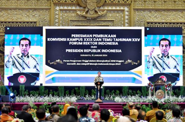 Presiden Jokowi secara resmi membuka Konvensi XXIX dan Temu Tahunan XXV Forum Rektor Indonesia yang diselenggarakan di Graha Unesa Kampus II, Kota Surabaya, Jawa Timur, Senin (15/1/2024).