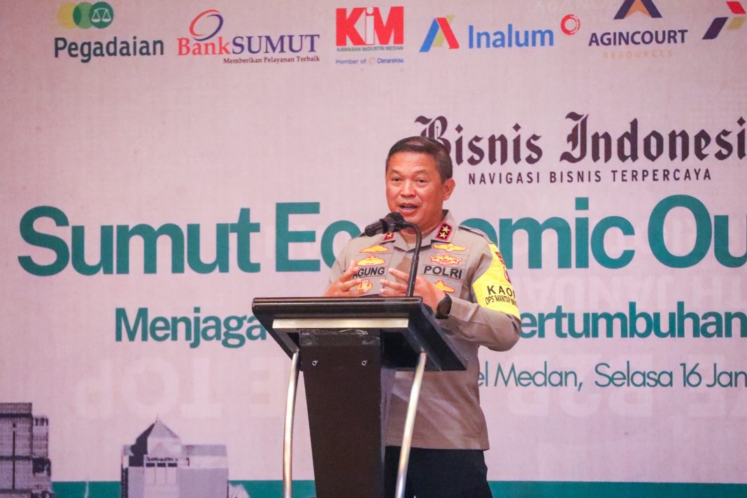 Kapolda Sumut Irjen Pol Agung Setya Imam Effendi memberikan penjelasan pada seminar Sumut Economic Outlook 2024 menjaga momentum pertumbuhan bisnis dan investasi bertempat di Hotel JW Marriot Medan, Selasa (16/1/2024). (Dok/Polda Sumut)