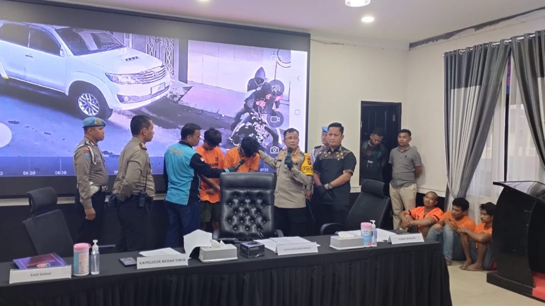 Kapolrestabes Medan Kombes Pol Teddy John Sahala Marbun didampingi Kasat Reskrim Kompol Jama Kita Purba menginterogasi dua pelaku pencurian kaca spion mobil berinisial DP dan RMC di Mapolrestabes Medan, Selasa (16/1/2024).