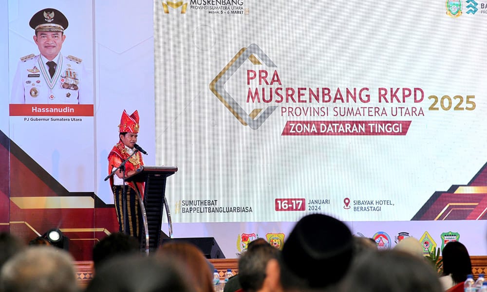 Pj Gubernur Sumut Dr Hassanudin dengan menggunakan pakaian adat suku Karo membuka secara resmi Pra Musrenbang RKPD Provinsi Sumut tahun 2025 untuk Zona Dataran Tinggi, di Sibayak Hotel, Berastagi, Kabupaten Karo, Selasa (16/1/2024). (Dok/Kominfo Sumut)