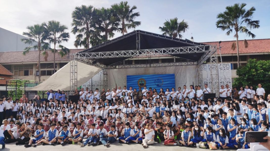 Foto bersama usai peresmian Pencanangan Hari Sekolah Kristen Indonesia di Taman Benyamin Sueb, Jatinegara, Jakarta, Rabu (17/1/2024).