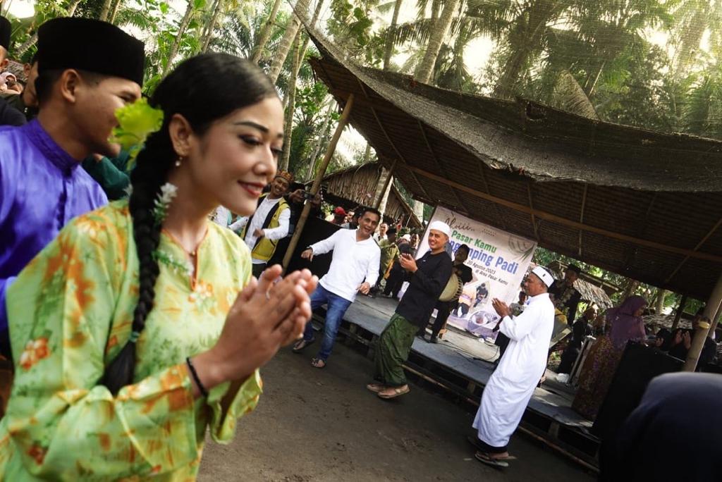 Musa Rajekshah saat berkunjung ke Pasar Kamu minggu lalu.