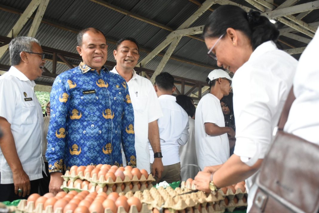 Bupati Sergai diwakili Sekda Sergai HM Faisal Hasrimy meninjau kegiatan pasar murah yang digelar Pemkab Sergai di Kantor Desa Seibamban Estate dalam rangka mengendalikan inflasi, Rabu (17/1/2024). (Dok/Kominfo Sergai)