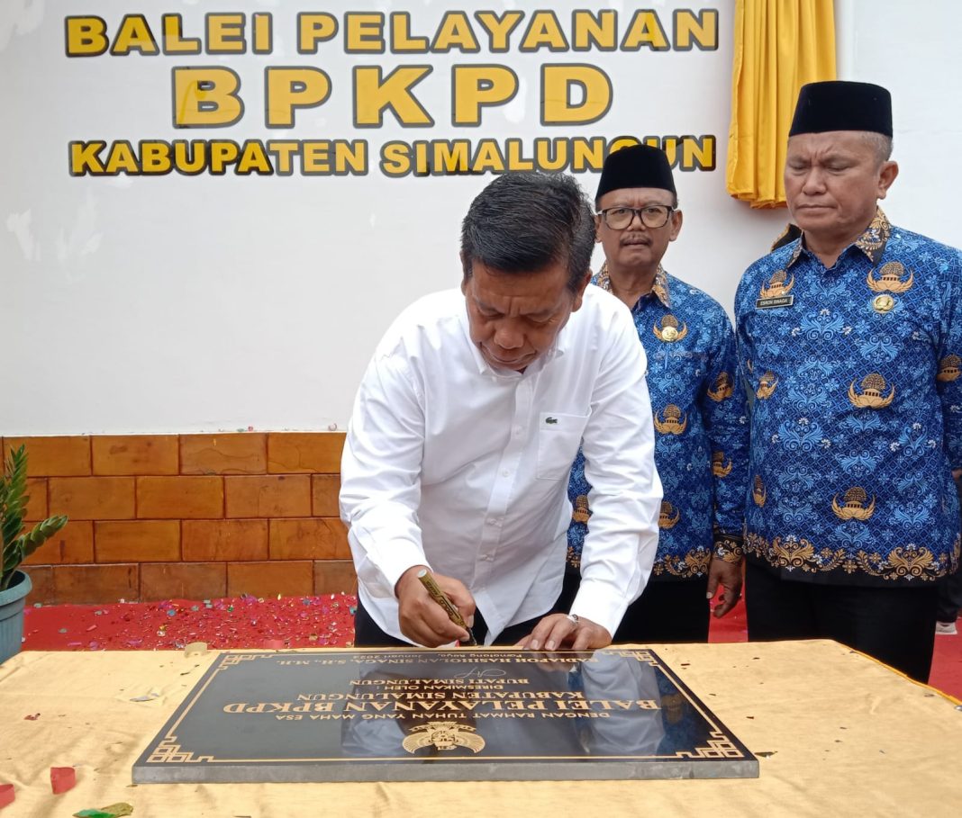 Bupati Simalungun Radiapoh Hasiholan Sinaga menandatangani prasasti peresmian balei pelayanan BPKPD di Pamatangraya, Rabu (17/1/2024).