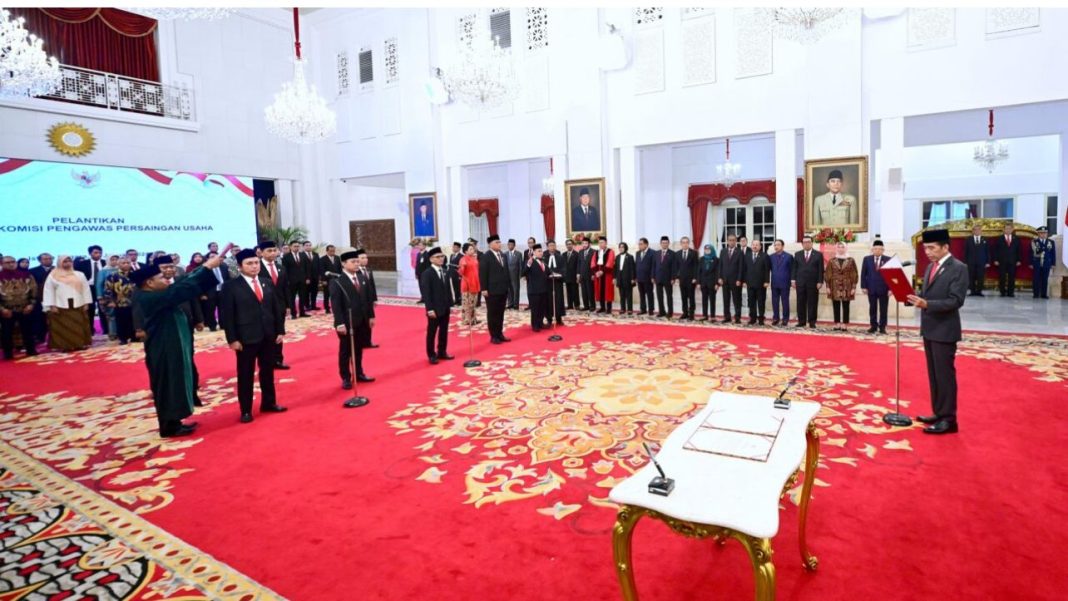 Presiden Jokowi melantik dan mengambil sumpah jabatan Anggota Komisi Pengawas Persaingan Usaha, di Istana Negara, Jakarta, Kamis (18/1/2024).