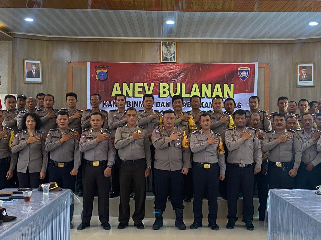 Kapolres Simalungun AKBP Choky Sentosa Meliala SIK SH MH foto bersama dengan yang lain usai memimpin kegiatan anev bulanan yang melibatkan seluruh Kanit Binmas dan Bhabinkamtibmas sejajaran Polres Simalungun di Aula Andar Siahaan Polres Simalungun, Kamis (18/1/2024). (Dok/Humas Polres Simalungun)