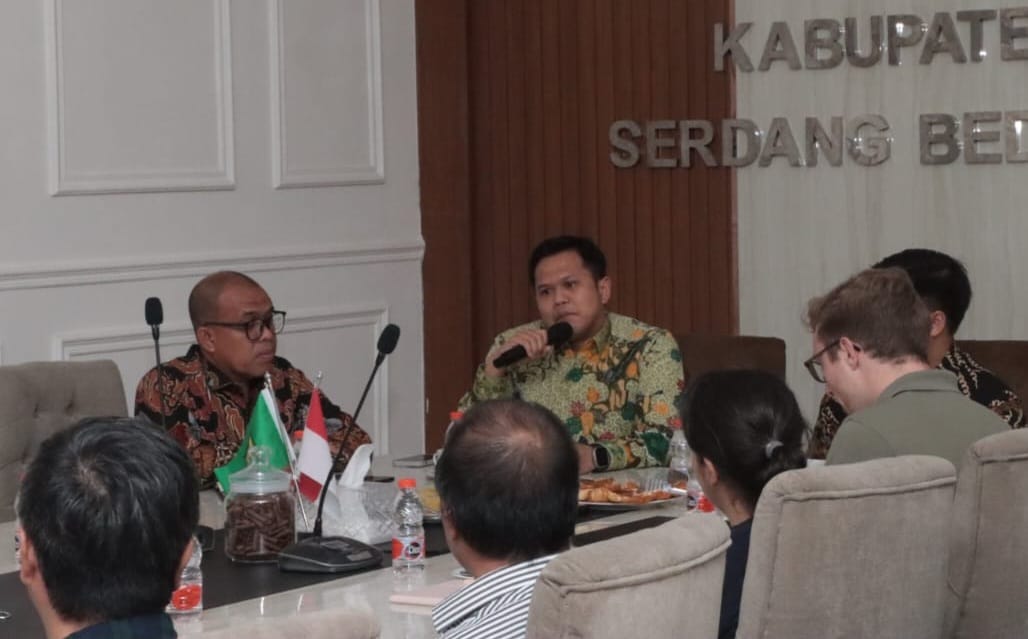 Wakil Bupati Sergai H Adlin Tambunan menyampaikan sambutan saat menerima kunjungan rombongan perwakilan Kedubes Denmark, Kamis (18/1/2024). (Dok/Kominfo Sergai)