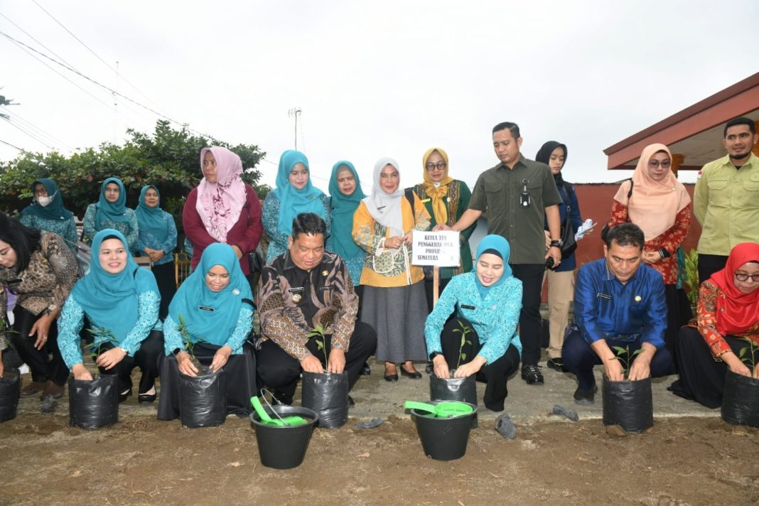 Pj Ketua TP PKK Provinsi Sumut Dessy Hasanudin didampingi Kadis Kesehatan Sumut Alwi Mujahit Hasibuan, Pj Wali Kota Tebingtinggi Syarmadani beserta para OPD Kota Tebingtinggi, melakukan kunjungan kerja ke Jalan Danau Semayang, Kelurahan Lubuk Raya, Kecamatan Padang Hulu, Kota Tebingtinggi, Kamis (18/1/2024). (Dok/Kominfo Sumut)