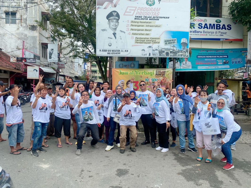 Relawan Arus Ganjar Sumut membagikan ribuan botol jus buah berbagai rasa kepada tukang parkir, pedagang, tukang becak, masyarakat di sejumlah pasar yang berada di Kota Medan, Jumat (19/1/2024).