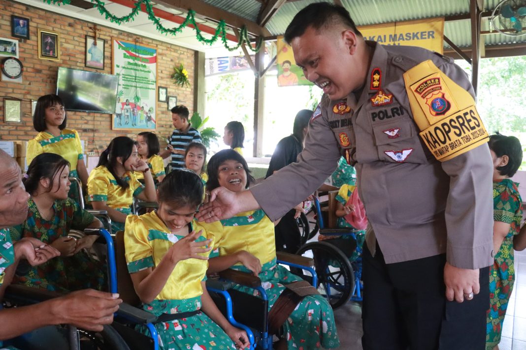 Kapolres AKBP Choky Sentosa Meliala SIK SH MH menyapa saat melaksanakan kegiatan bakti sosial yang bertempat di Pusat Rehabilitasi Disabilitas Fisik Harapan Jaya, Jumat (19/1/2024). (Dok/Humas Polres Simalungun)