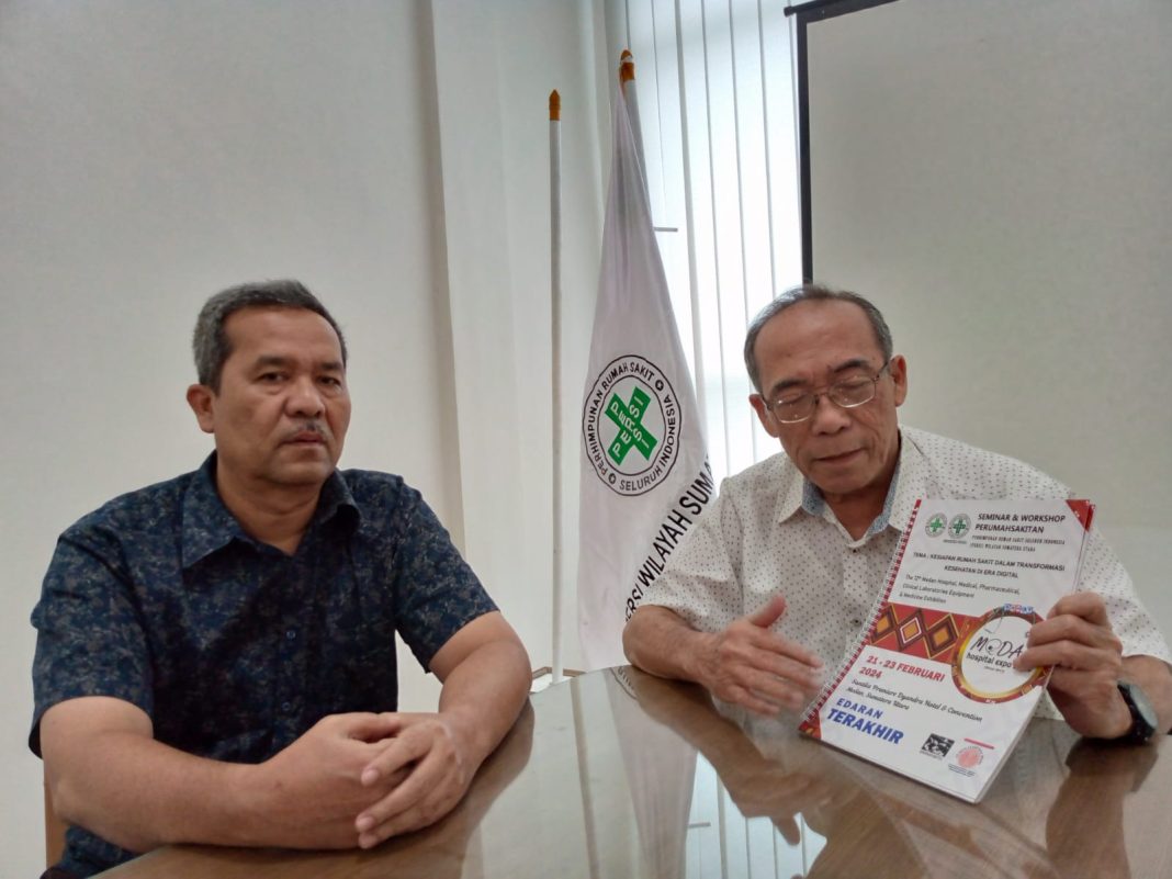 Ketua Persi Sumut dr Syaiful M Sitompul didampingi pengurus Persi Sumut lainnya saat diwawancarai wartawan di Medan, Jumat (19/1/2024).