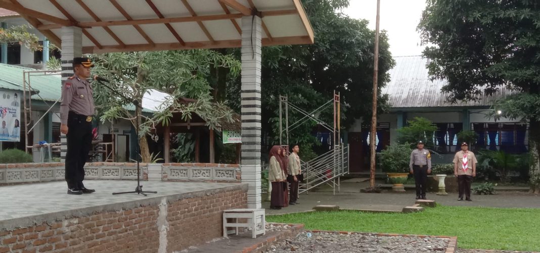 Kasat Binmas Polrestabes Medan AKBP Kamdani melakukan kegiatan Police Go To School di SMA Negeri 13 Medan, Jalan Karya Bersama, Jumat (19/1/2024). (Dok/Polrestabes Medan)