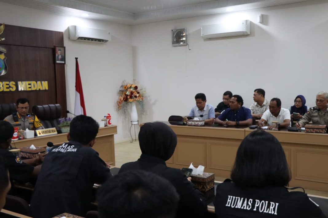 Kapolrestabes Medan Kombes Pol Dr Teddy John Sahala Marbun memberikan arahan kepada seluruh Kasi Humas Polrestabes dan jajarannya, di Rupatama lantai 2 Mapolrestabes Medan, Sabtu (20/1/2024). (Dok/Polrestabes Medan)