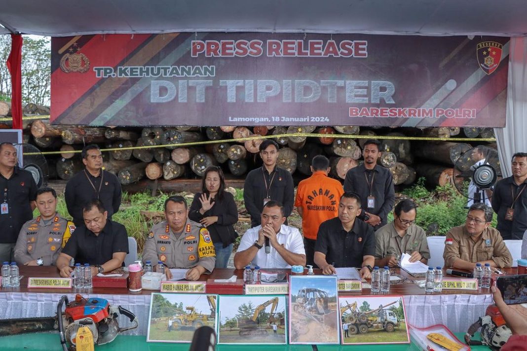 Direktur Tipidter Mabes Polri Brigjen Pol Nunung Syaifuddin didampingi lainnya saat konferensi pers di Lamongan, Kamis (18/1/2024). (Dok/Humas Polri)