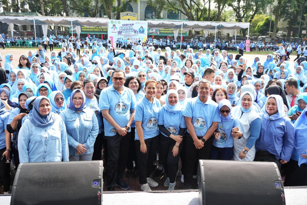 Ketua TP PKK Kota Medan Ny Kahiyang Ayu M Bobby Afif Nasution didampingi Kepala Dinas Kesehatan Medan dr Taufik Ririansyah MKM dan lainnya foto bersama dengan kader kesehatan diikuti anggota TP PKK Kota Medan di kegiatan Gebyar Kader Sehat bersama PKK Kota Medan yang digelar di Lapangan Benteng Medan, Sabtu (20/1/2024). (Dok/Kominfo Medan)