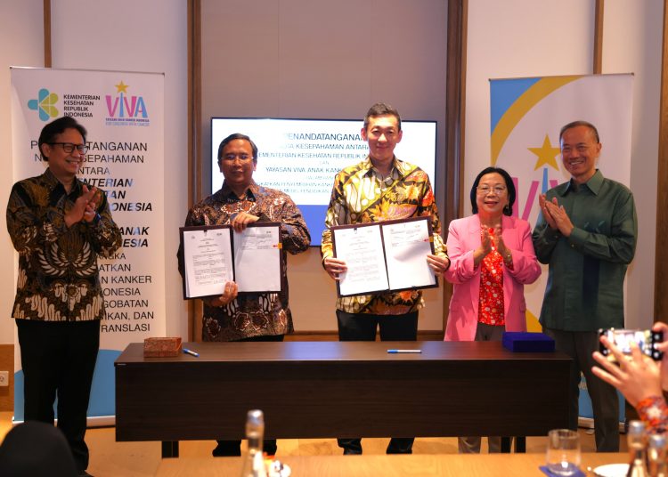 Kemenkes RI dan Yayasan Viva Anak Kanker Indonesia menyepakati kerja sama peningkatan perawatan bagi anak-anak penderita kanker dalam penandatanganan MoU di Jakarta, Senin (15/1/2024). (Dok/Kemenkes RI)