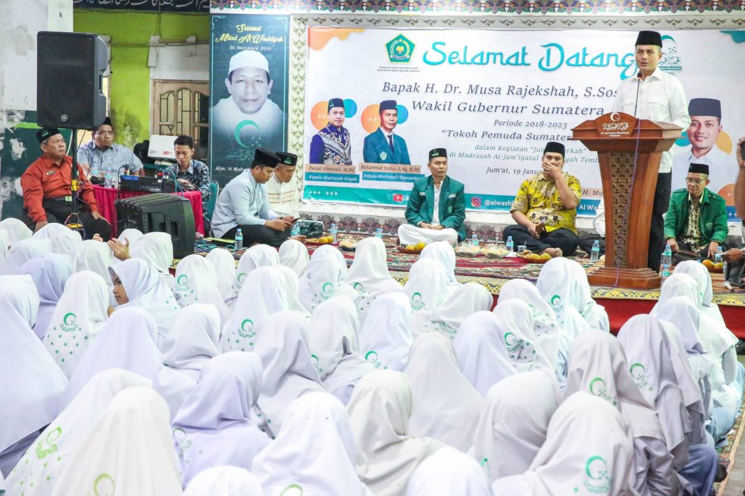 Mantan Wakil Gubernur Sumut periode 2018-2023 saat menghadiri acara Jumat Berkah di Madrasah Al-Jam’iyatul Al Wasliyah Tembung, Kecamatan Percut Sei Tuan, Kabupaten Deliserdang, Jumat (19/1/2024).