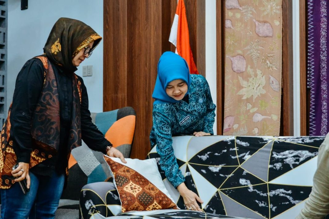 Pj Ketua Tim Penggerak PKK Kabupaten Batubara Ny Raja Arena Sumela Nizhamul meninjau produk lokal hasil karya dan kreasi para pelaku UMKM Batubara dari Dekranasda, Rumah Kemasan dan Rumah Batik di Indrapura, Kecamatan Air Putih, Sabtu (20/1/2024). (Dok/Kominfo Batubara)