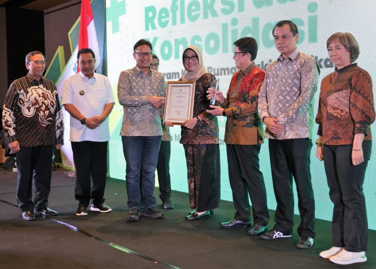 Menkes RI Budi Gunadi Sadikin memberikan plakat di acara Refleksi dan Konsolidasi Program Kerja Rumah Sakit Vertikal Makassar, Sabtu (20/1/2024). (Dok/Kemenkes RI)