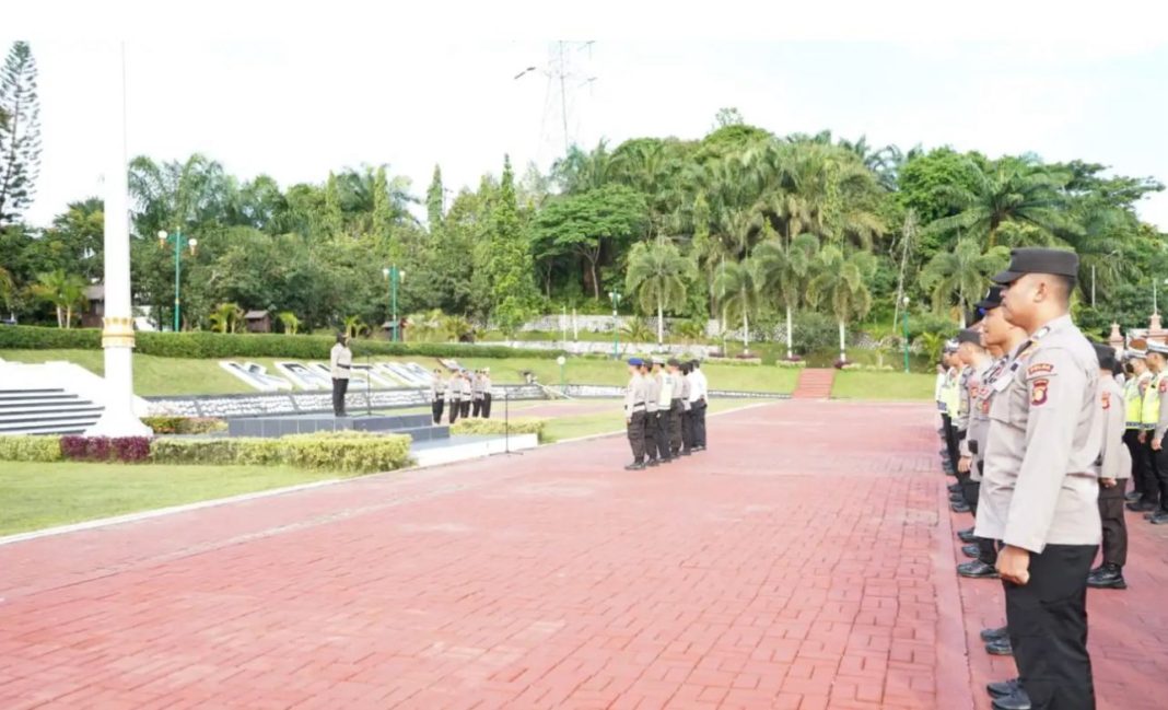 Wakil Kepala Satuan Tugas Bidang Humas Polda Kalimantan Timur AKBP Qori Kurniawati SE memimpin Apel Konsolidasi Operasi Mantap Brata, Senin (22/1/2024).