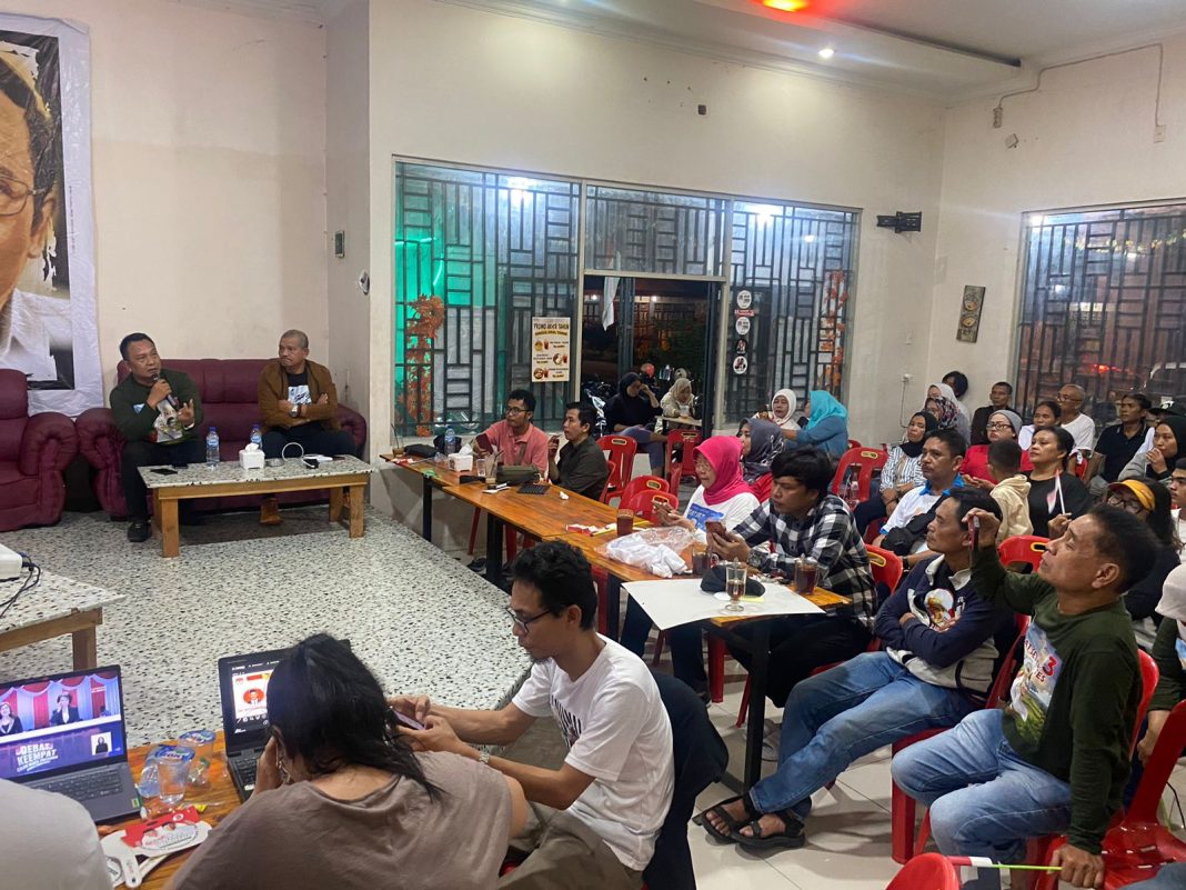 Relawan Arus Ganjar Sumut melaksanakan nobar cawapres di Jalan Harmonika Medan, Minggu (21/1/2024) malam.