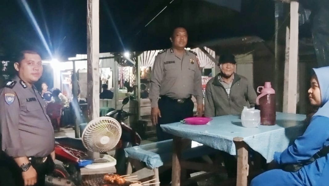 Personel Polsek Datuk Bandar saat melakukan patroli malam hari di sejumlah warung dan lokasi di Jalan Sudirman, Kota Tanjungbalai, Minggu (21/1/2024). (Dok/Kanit)