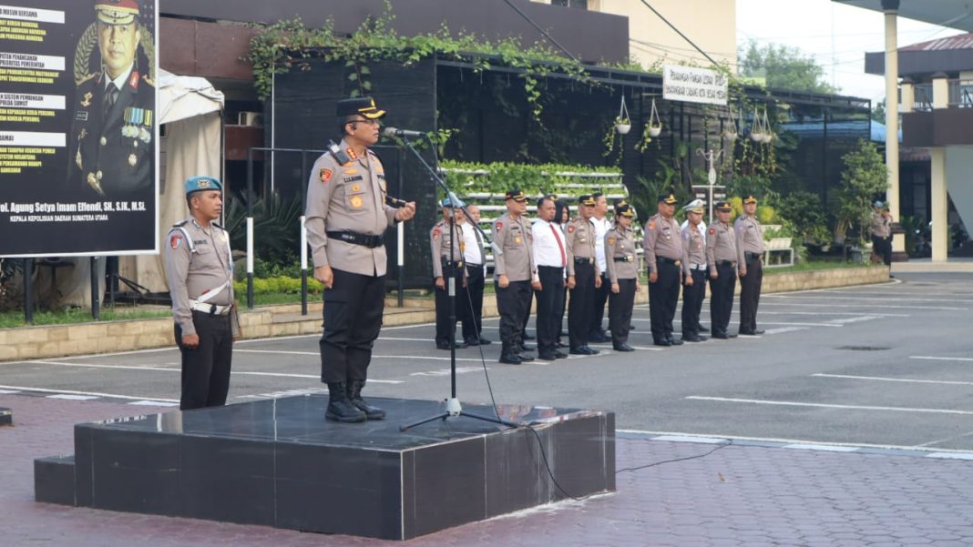 Kapolrestabes Medan Kombes Pol Dr Teddy John Sahala Marbun memimpin apel sekaligus memberikan pengarahan kepada personel di Mapolrestabes Medan, Senin (22/1/2024). (Dok/Polrestabes Medan)