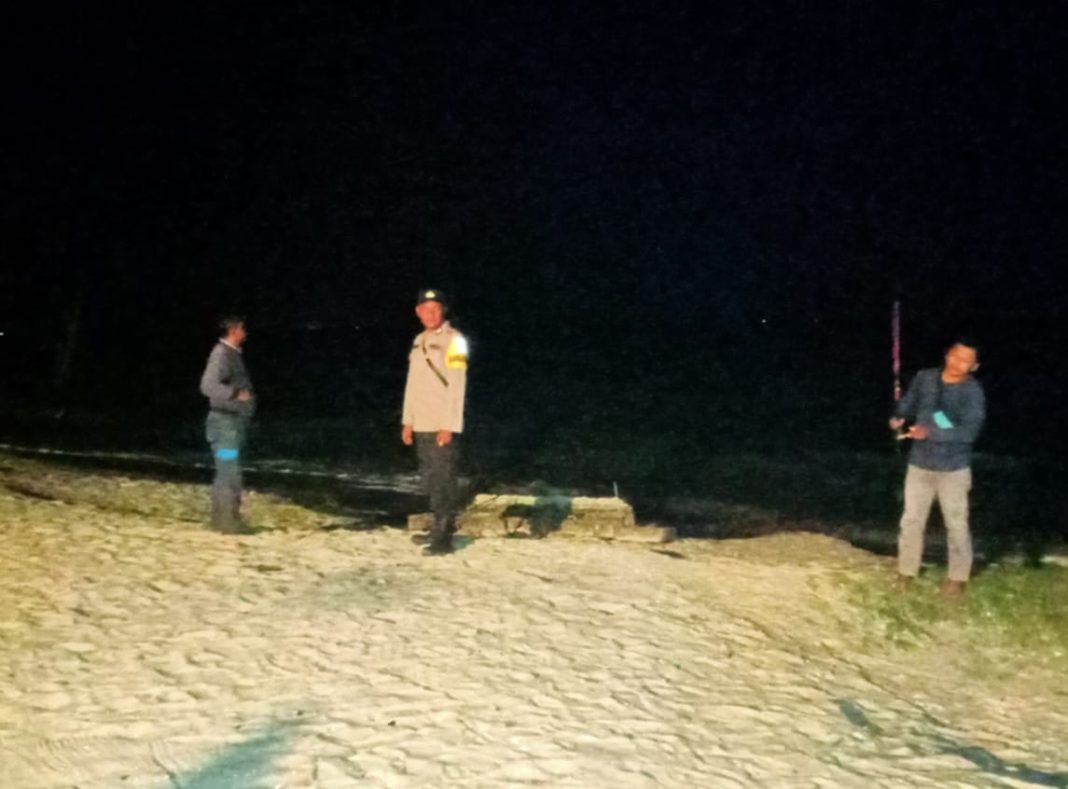 Personel Polsek Tanjung Beringin melakukan patroli dan pemantauan di pesisir pantai mengantisipasi masuknya pengungsi Rohingya di wilayah Kecamatan Tanjung Beringin, Sergai, Minggu (21/1/2024) malam. (Dok/Humas Polres Sergai)