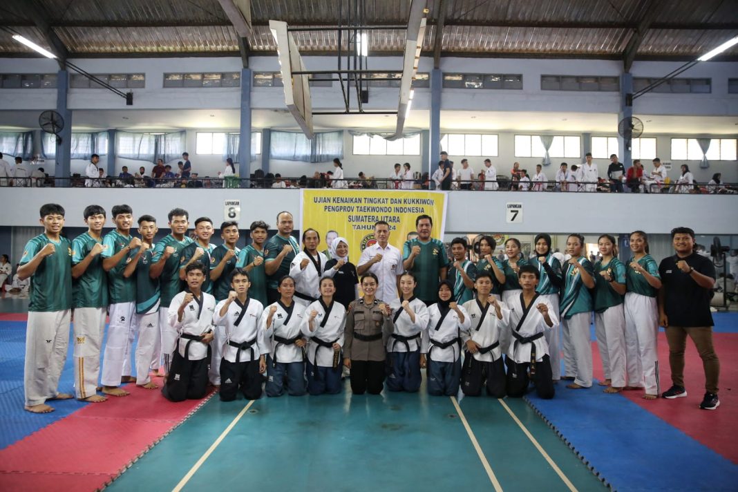 Ketua Pengprov TI Sumut Musa Rajekshah foto bersama dengan lainnya saat menghadiri acara Ujian Kenaikan Tingkat dan Kukkiwon Pengprov Taekwondo Indonesia Sumut 2024 di GOR Kompleks Cemara Asri, Minggu (21/1/2024).