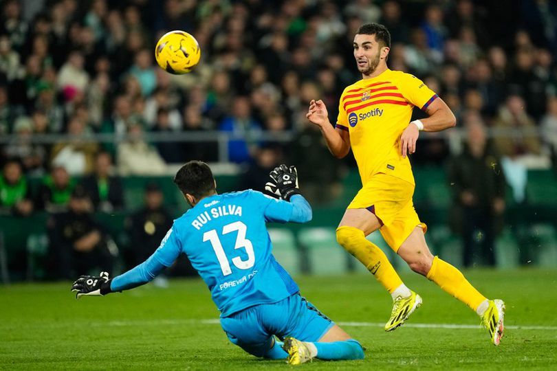 Ferran Torres mencetak gol dalam laga La Liga antara Real Betis vs Barcelona, Senin (22/1/2024).
