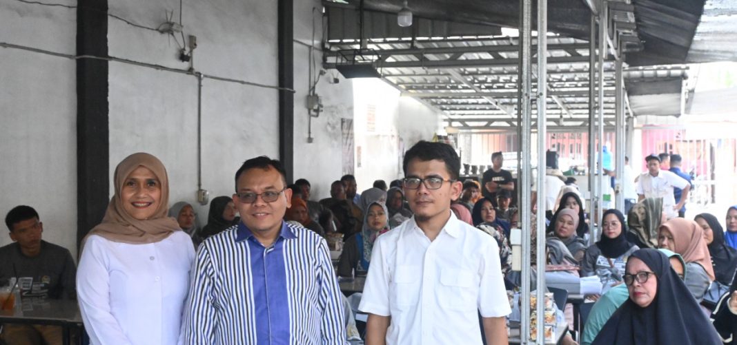 Anggota DPR RI Komisi IX DR H Saleh Partaonan Daulay MAg MHum MA (berbaju bergaris) dan Yanti Agustini SSi Apt MKes selaku Ketua Tim Informasi dan Komunikasi BBPOM Medan di Desa Sioldengan, Kecamatan Rantau Selatan, Kabupaten Labuhanbatu, Kamis (11/1/2024) lalu. (Dok/BBPOM)