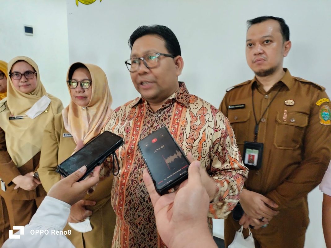 Anggota Ombudsman RI Dadan S Suharmawijaya SIP MIP didampingi Direktur RS Haji Medan dr Rehulina Ginting MKes, drg Anda Siregar MKes dan lainnya saat diwawancarai wartawan usai melihat pelayanan di RS Haji, Senin (22/1/2024).