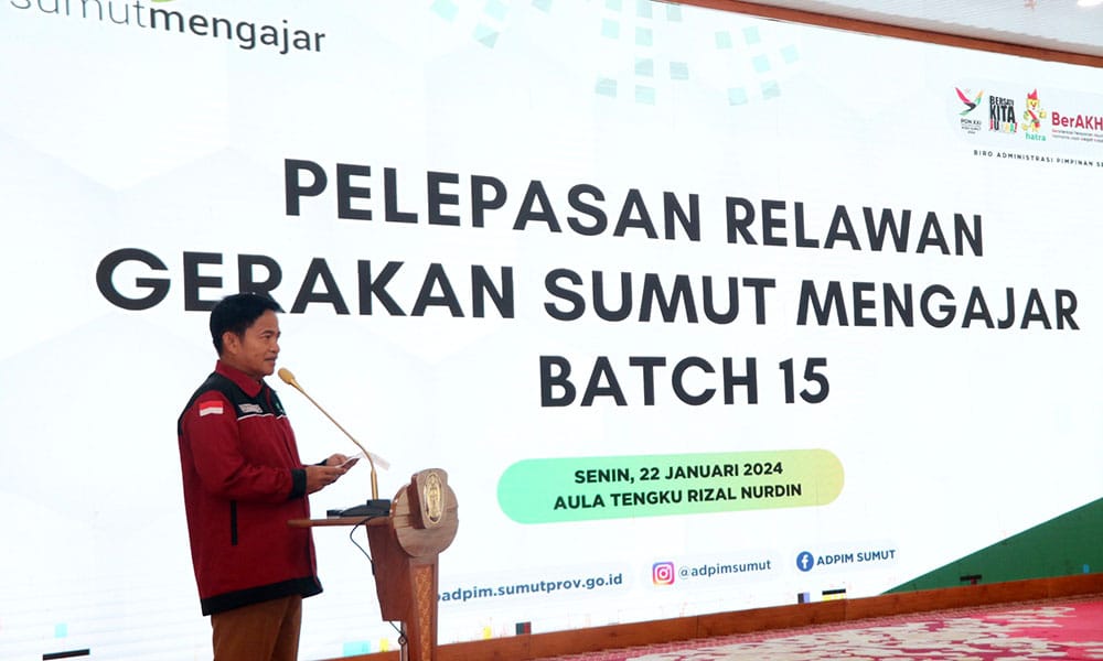 Pj Gubernur Sumut Dr Hassanudin memberikan kata sambutan di hadapan 300 relawan Gerakan Sumut Mengajar Batch 15, Senin (22/1/2024). (Dok/Kominfo Sumut)