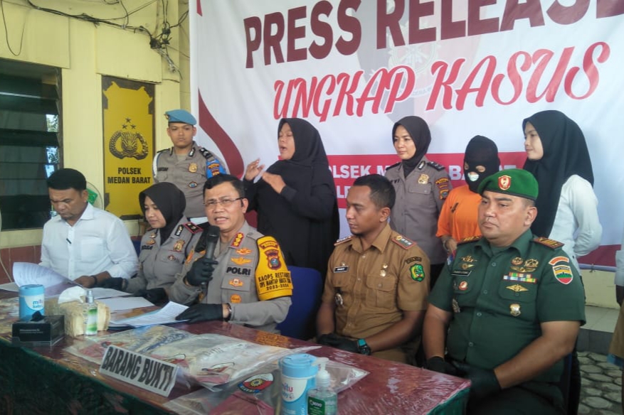 Kapolrestabes Medan Kombes Pol Teddy John Sahala Marbun memberikan keterangan pers terkait diamankannya seorang wanita berinisial ML yang tega membuang bayinya, di Polsek Medan Barat, Senin (22/1/2024).