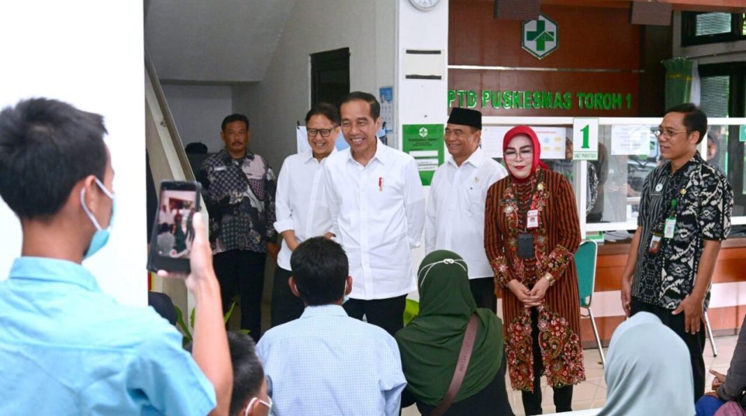 Presiden Jokowi meninjau langsung Puskesmas Toroh 1, Kabupaten Grobogan, Jawa Tengah, Selasa (23/1/2024).