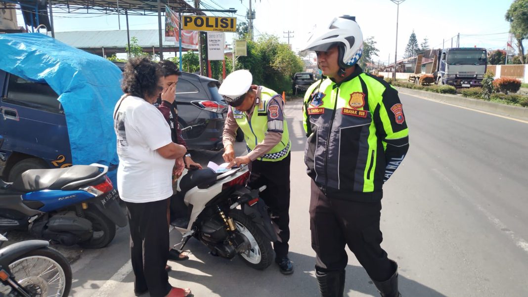Pengendara sepeda motor ditilang petugas Satlantas Polres Tanah Karo di Jalan Jamin Ginting, Selasa (23/1/2024). (Dok/Humas Polres Tanah Karo)