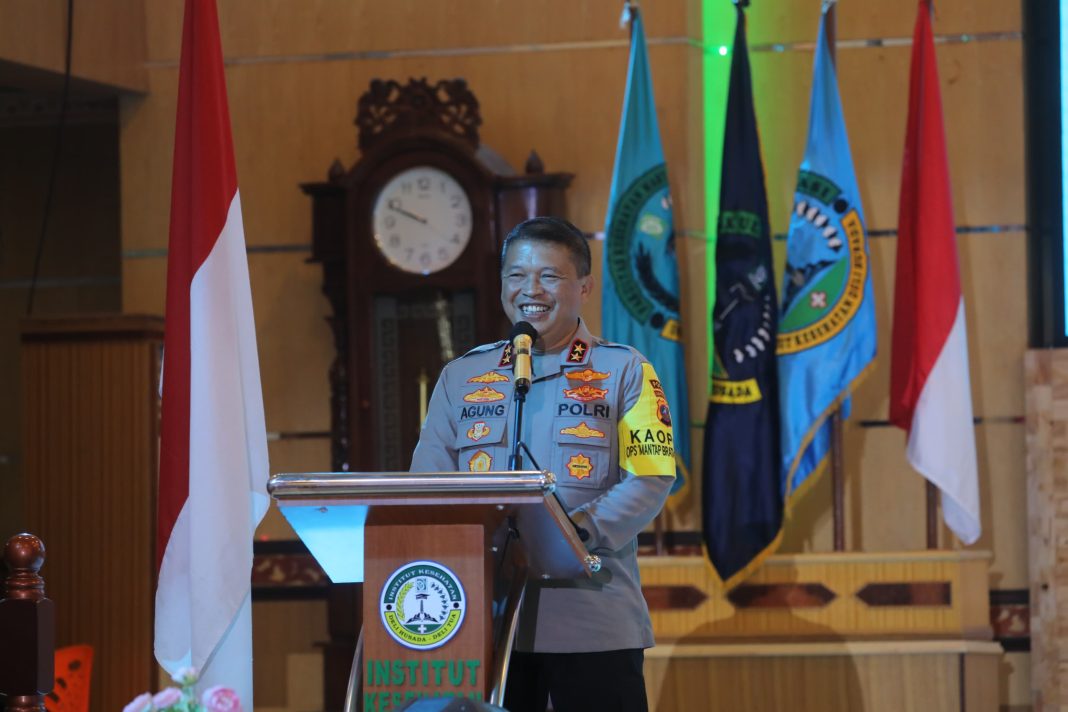 Kapolda Sumut Irjen Pol Agung Setya Imam Effendi memberikan kuliah umum di Institut Kesehatan Deli Husada Delitua, Selasa (23/1/2024). (Dok/Polda Sumut)