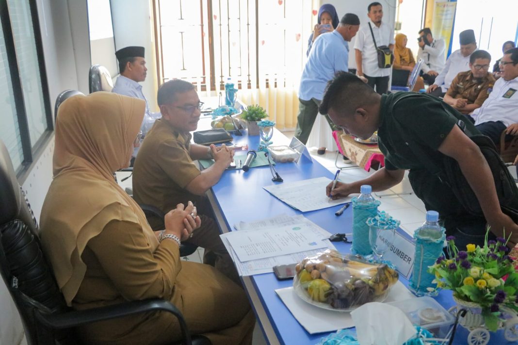 Pj Sekda Tebingtinggi Kamlan Mursyid didampingi Kadis PPKB Tebingtinggi Hj Nina Zahara MZ menyaksikan penandatanganan hasil program FKP Kebijakan Pemerintah Dalam Percepatan Penurunan Stunting di Kota Tebingtinggi, Senin (22/1/2024). (Dok/Kominfo Tebingtinggi)