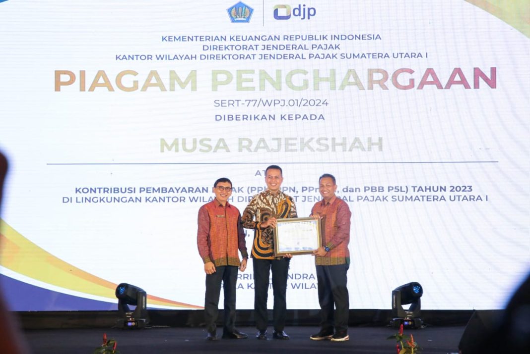 Musa Rajekshah menerima penghargaan dari Kanwil DJP Sumut 1 pada malam Taxpayer Awards 2023 yang digelar di JW Marriot Hotel Medan, Senin (22/1/2024). (Dok/Golkar Sumut)